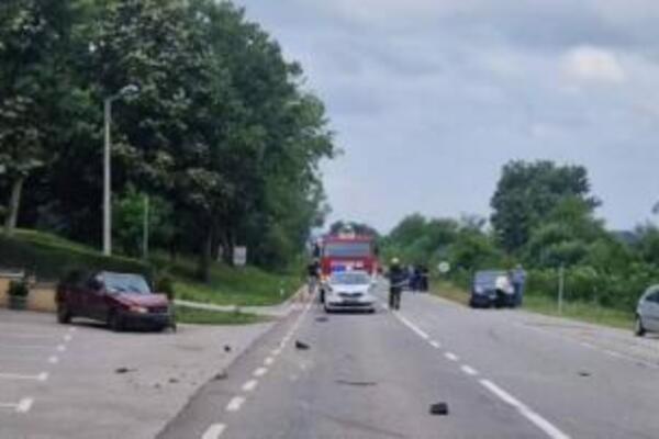 U teškoj nesreći u Svilajncu povređene tri osobe: Jedan auto skroz smrskan, na terenu su vatrogasci i Hitna (FOTO)