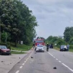 U teškoj nesreći u Svilajncu povređene tri osobe: Jedan auto skroz smrskan, na terenu su vatrogasci i Hitna FOTO