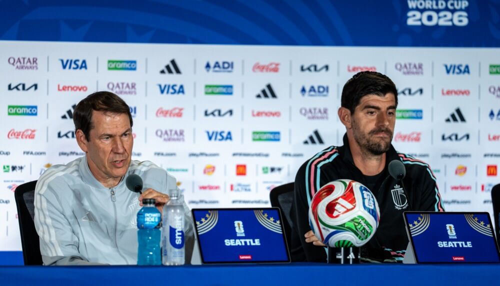 Rudi Garsija i Tibo Kurtoa na konferenciji za medije pred utakmicu SAD-a i Belgije u osmini finala Svetskog prvenstva 2026. godine