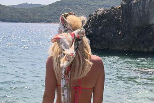 (FOTO) LJUDI ZEVAJU U GOLO TELO POSLE SAMO 5 MESECI OD POROĐAJA! Kad se Niki skine, muška mašta PROKLJUČA!
