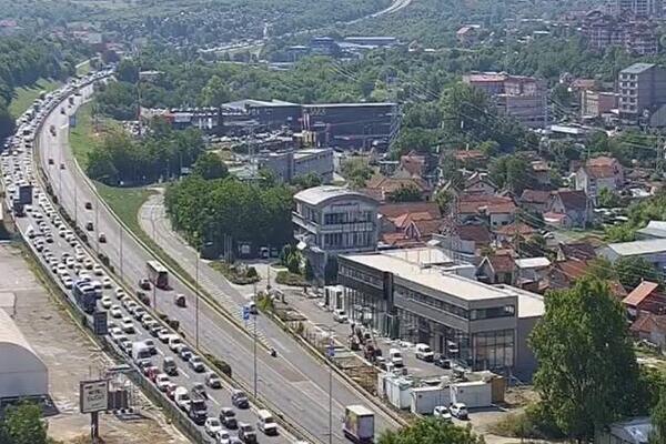 DVA SUDARA NA AUTO-PUTU NAPRAVILA KOLONU OD 8KM: Vozila milela od Gazele do Velikog Mokrog Luga, TOTALNI HAOS!