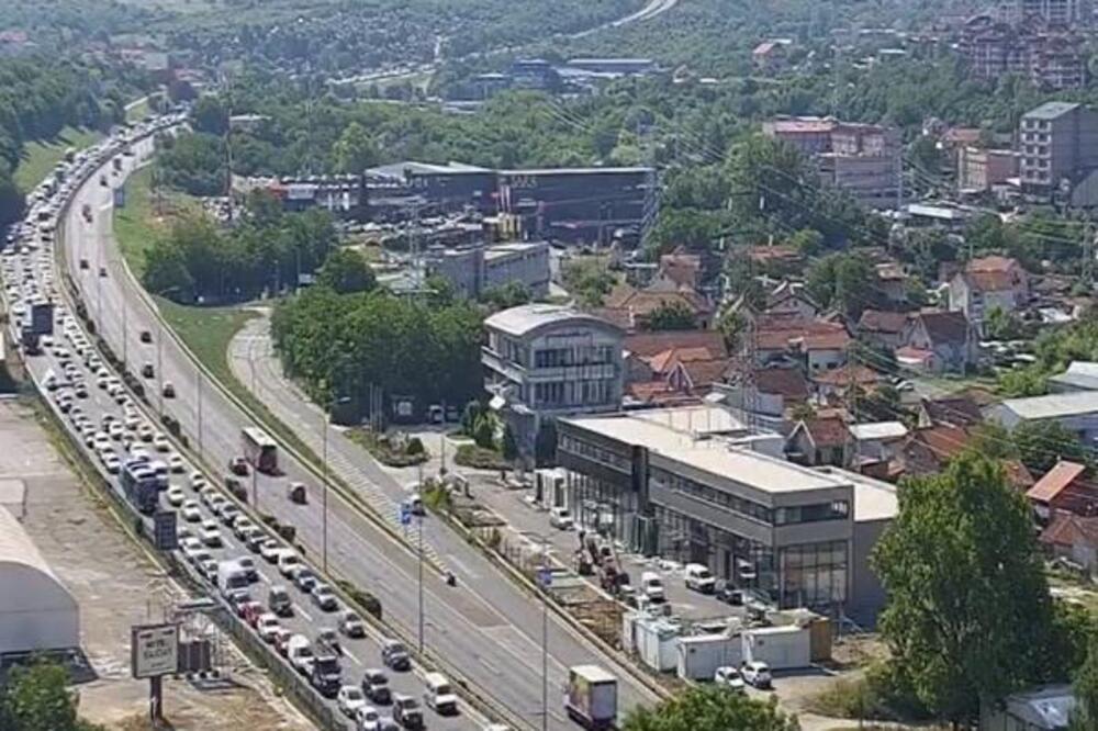 DVA SUDARA NA AUTO-PUTU NAPRAVILA KOLONU OD 8KM: Vozila milela od Gazele do Velikog Mokrog Luga, TOTALNI HAOS!