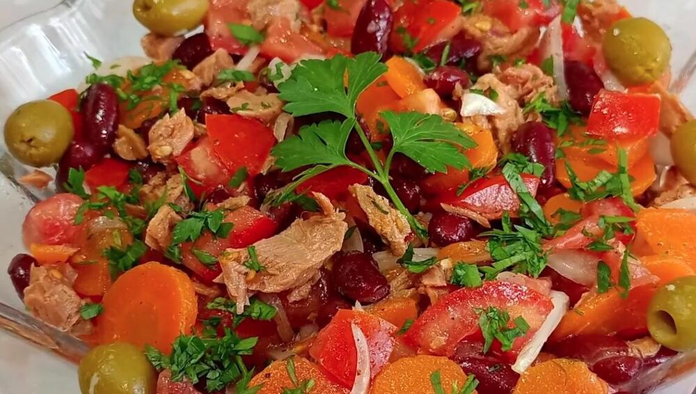 Mediteranska salata koja ima samo 400 kalorija! Menja glavni obrok, a zasiti u jednom dahu