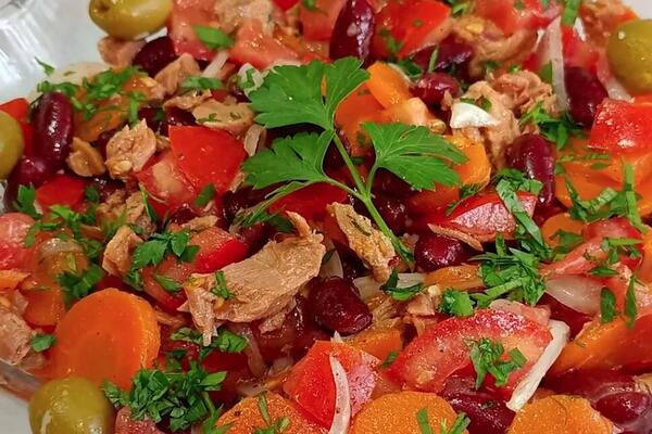 Mediteranska obrok salata koju ćete praviti celog leta: Ima samo 400 kalorija, a puna je zdravih sastojaka