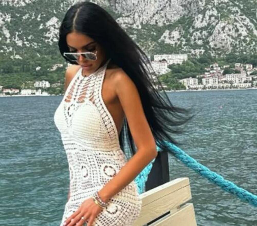 SRBI OTKIDALI NA NJU, A SADA JE NE BI NI PREPOZNALI: Naša pevačica nema ni 50 kilograma, kupaći joj spada (FOTO)