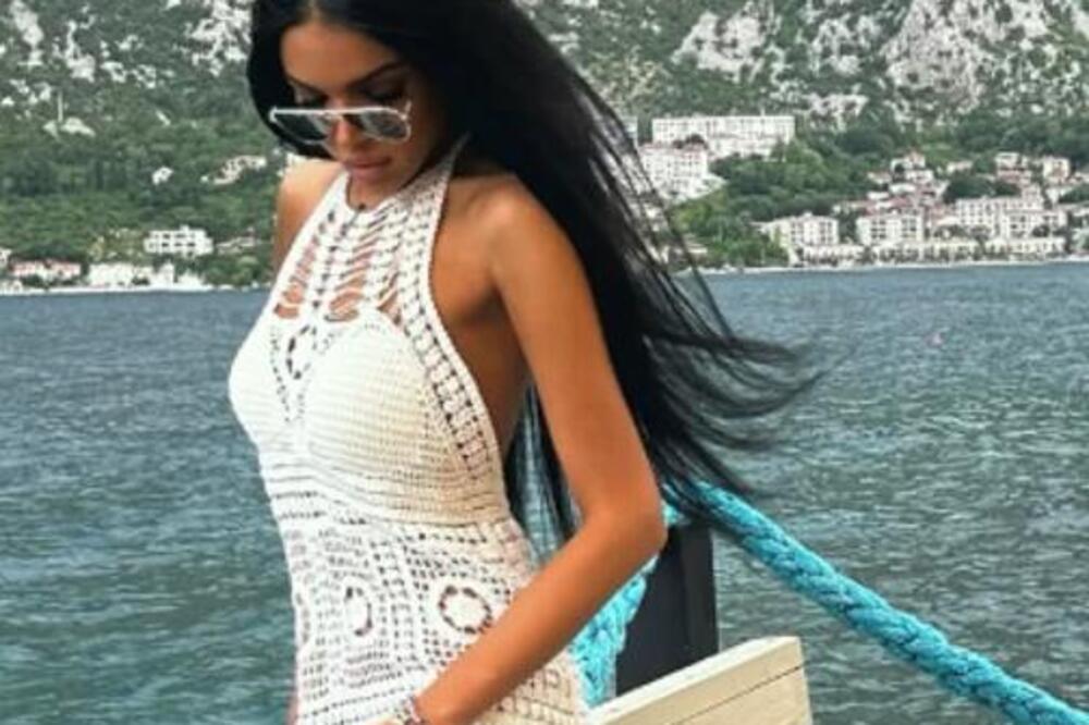 SRBI OTKIDALI NA NJU, A SADA JE NE BI NI PREPOZNALI: Naša pevačica nema ni 50 kilograma, kupaći joj spada (FOTO)