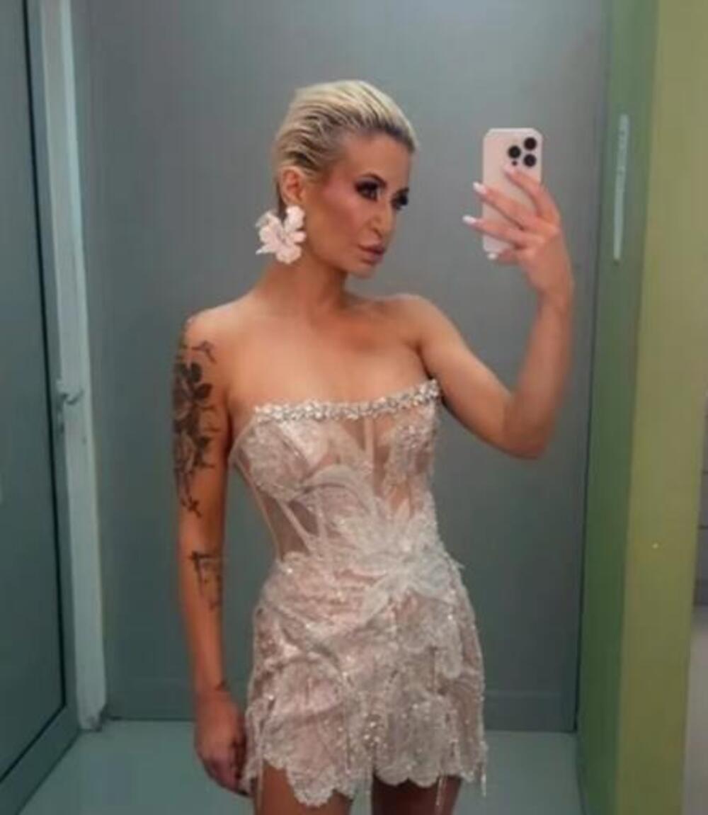 DUŠICA BRUSHALTER ZABORAVILA KOD KUĆE, MUŠKARCIMA POPADALE VILICE: Obukla providnu haljinu, ispod NEMA NIŠTA (FOTO)