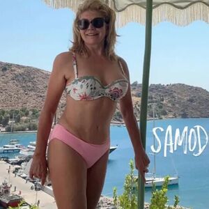"ALAL VERA": Suza se SKINULA U 7. DECENIJI, a JEDNO ne prestaju da joj GOVORE! Da li ste očekivali OVAKO TELO?