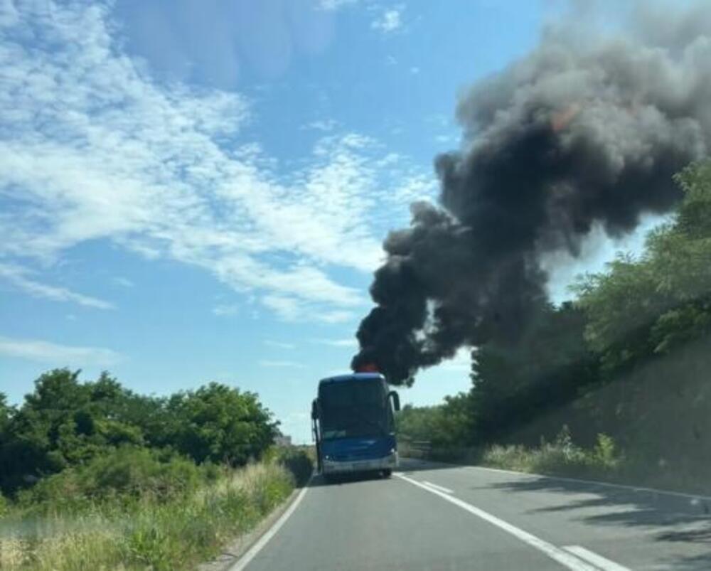 NAKON SUDARA IZBIO I POŽAR NA AUTOBUSU! Drama kod Šapca, vozačima se u ovom delu puta savetuje OPREZ (FOTO)