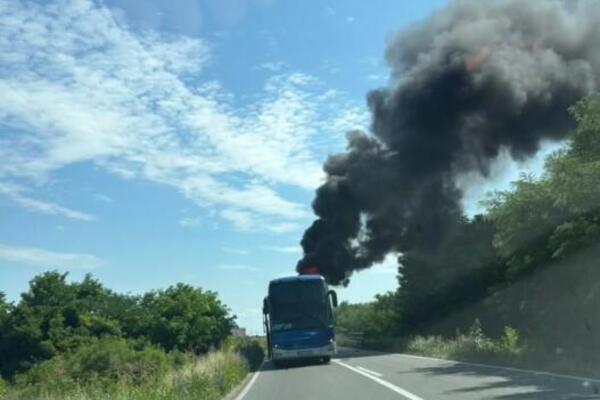 NAKON SUDARA IZBIO I POŽAR NA AUTOBUSU! Drama kod Šapca, vozačima se u ovom delu puta savetuje OPREZ (FOTO)