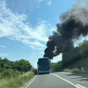 NAKON SUDARA IZBIO I POŽAR NA AUTOBUSU! Drama kod Šapca, vozačima se u ovom delu puta savetuje OPREZ (FOTO)