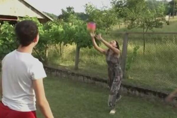 Milan i Antonija beogradski asfalt zamenili selom: Sami proizvode hranu i čuvaju ovce, a dečica uživaju (FOTO)