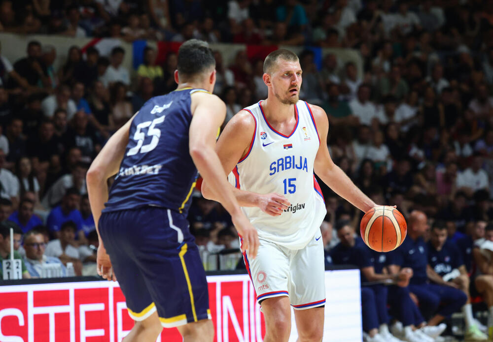 Srbija u novim dresovima protiv Francuske (Video)