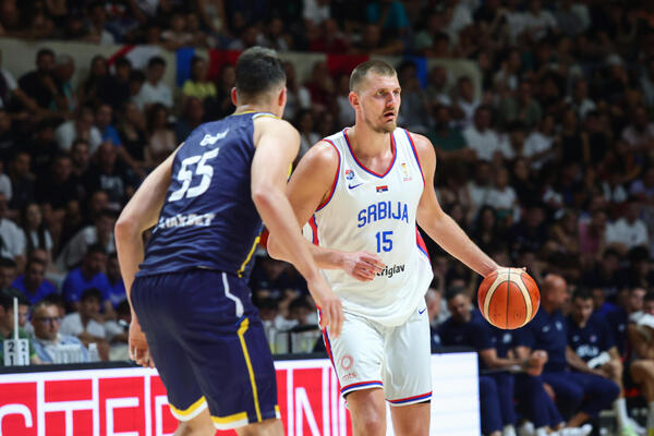 Srbija u novim dresovima protiv Francuske (Video)
