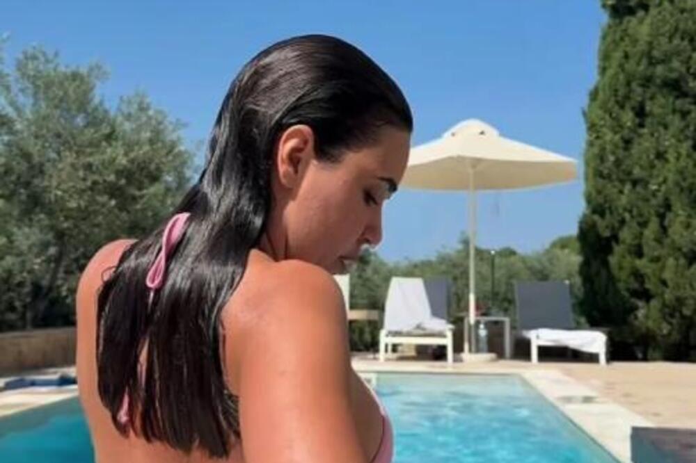 (FOTO) OVAKO IZGLEDA KAD SE DOKTORKA SKINE I POKAŽE SVOJE UMEĆE! Uspavala decu, pa se SNIMILA IZ SVAKOG UGLA