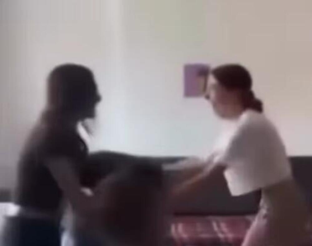 ŠAMARALE JE, UDARALE PESNICAMA, ŠUTIRALE... I TO SA OSMEHOM! Snimak brutalnog VRŠNJAČKOG NASILJA u Albaniji UŽASAVA