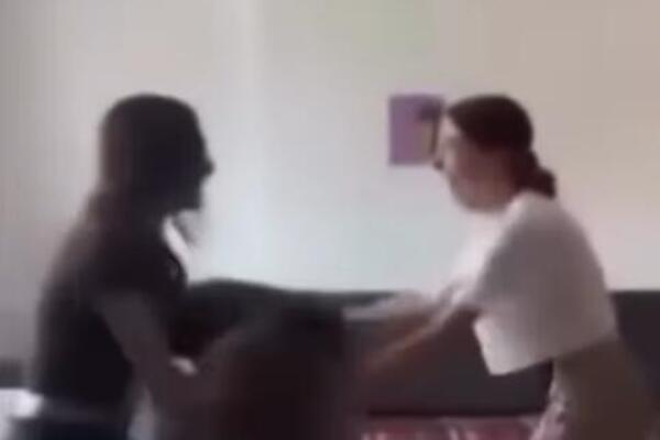 ŠAMARALE JE, UDARALE PESNICAMA, ŠUTIRALE... I TO SA OSMEHOM! Snimak brutalnog VRŠNJAČKOG NASILJA u Albaniji UŽASAVA