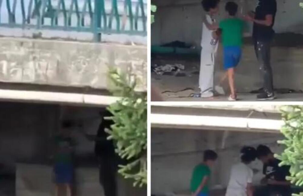 DECA SNIMLJENA KAKO PREDAJU NOVAC ODRASLOM MUŠKARCU U NOVOM PAZARU: Užasne scene ispod mosta, OVO JE OZBILJNO!