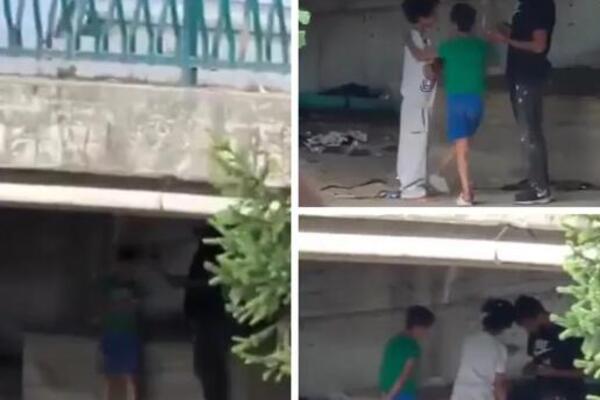 DECA SNIMLJENA KAKO PREDAJU NOVAC ODRASLOM MUŠKARCU U NOVOM PAZARU: Užasne scene ispod mosta, OVO JE OZBILJNO!