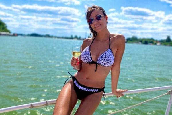 (FOTO) UNUKA LJUBIŠE SAMARDŽIĆA IZGLEDA KAO MILION DOLARA! Skinula se u žuti bikini i zagrmela: IZRASLA U LEPOTICU!