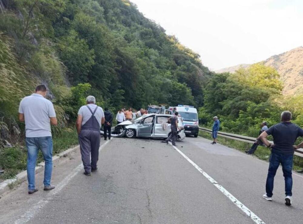 Auto smrskan, vazdušni jastuci otvoreni... Težak udes na Ibarskoj magistrali, strahuje se da ima više povređenih!