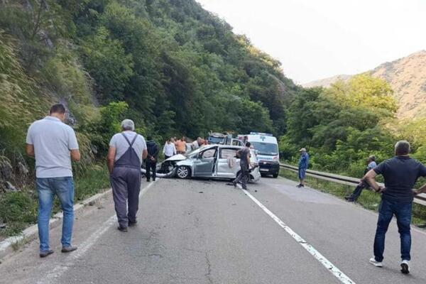 Auto smrskan, vazdušni jastuci otvoreni... Težak udes na Ibarskoj magistrali, strahuje se da ima više povređenih!