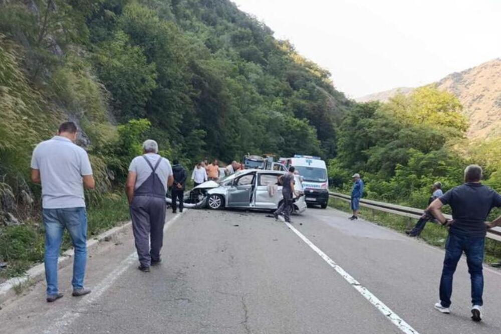 Auto smrskan, vazdušni jastuci otvoreni... Težak udes na Ibarskoj magistrali, strahuje se da ima više povređenih!