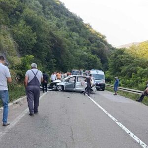 Auto smrskan, vazdušni jastuci otvoreni... Težak udes na Ibarskoj magistrali, strahuje se da ima više povređenih!