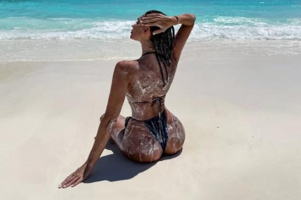 RASPIŠTOLJILA SE NA PLAŽI I POKAZALA GDE JE NAJJAČA: Poprsje jedva stalo u mikro bikini, DUPLO MLAĐE JOJ ZAVIDE