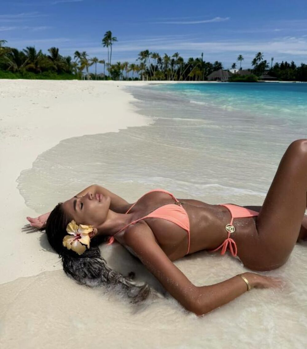 RASPIŠTOLJILA SE NA PLAŽI I POKAZALA GDE JE NAJJAČA: Poprsje jedva stalo u mikro bikini, DUPLO MLAĐE JOJ ZAVIDE