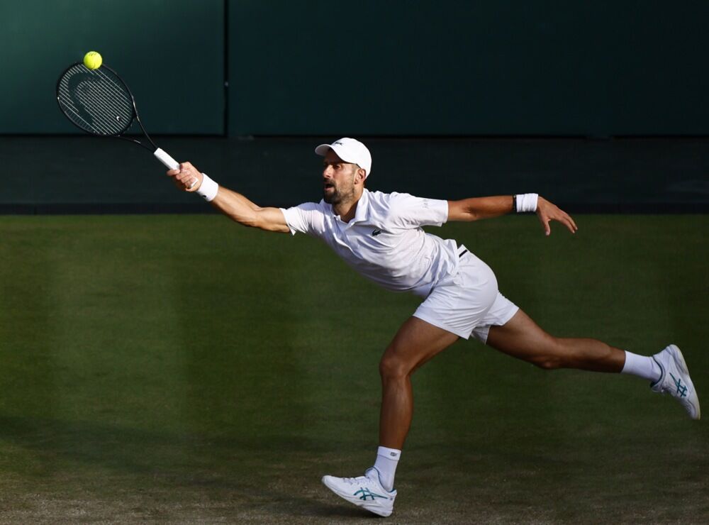 Novak Đoković na meču protiv Feliksa Ože-Alijasima u četvrtfinalu Vimbldona 2026. godine