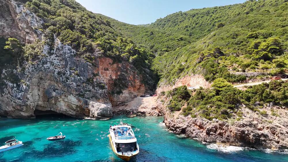 Mesto gde stene ljube more: Za ovu plažu u Grčkoj retko ko je čuo, a izgleda kao sa razglednice