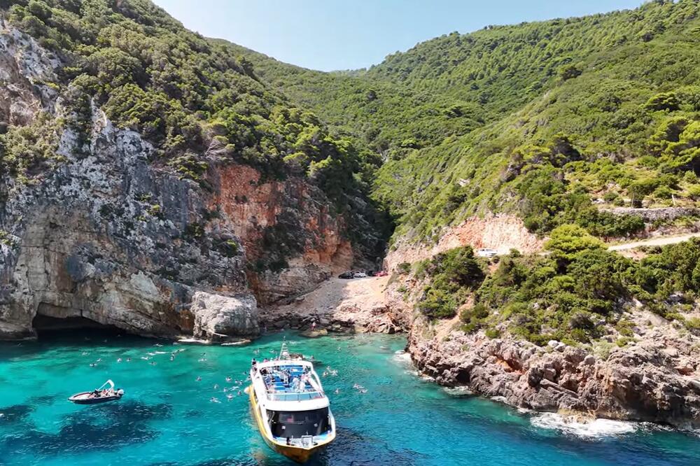 Mesto gde stene ljube more: Za ovu plažu u Grčkoj retko ko je čuo, a izgleda kao sa razglednice