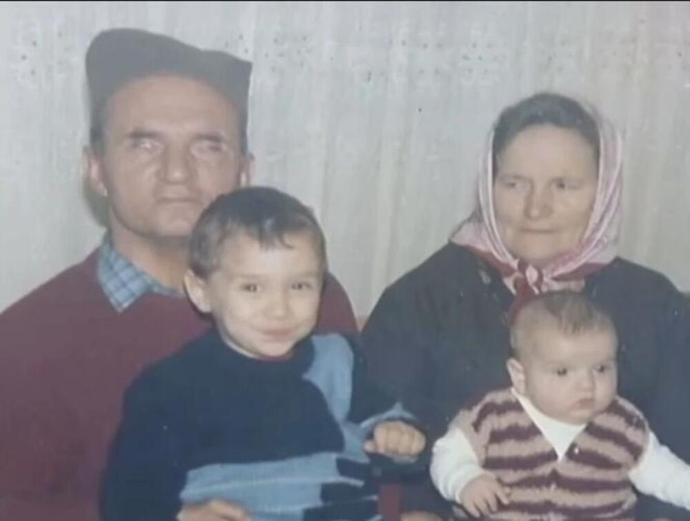 "ŠAKU NEMA, A OČI SU MU SAGORELE OD...": Majka branila Radmili da se uda za SLEPCA, a ona mu rodila OVOLIKO DECE!