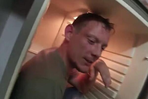 Mesecima zlostavljao devojku, pa kad je policija pokucala na vrata, sakrio se u fržider! Šok prizor zaprepastio sve