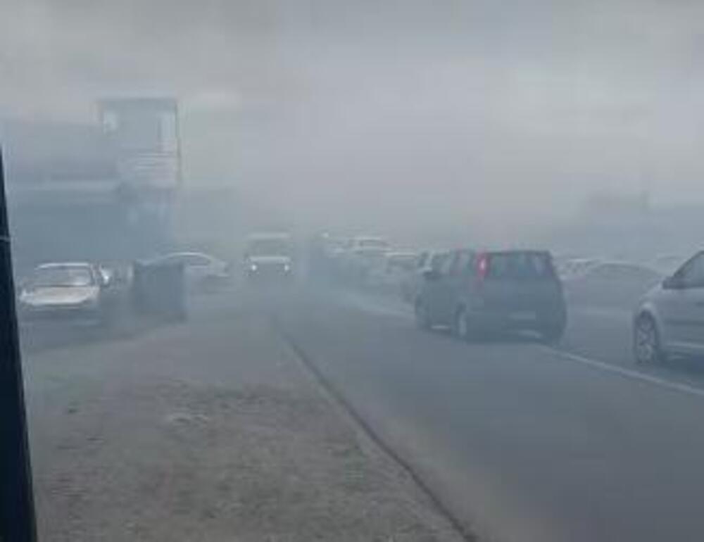 VELIKI POŽAR NA IBARSKOJ MAGISTRALI, DIM KULJA NA SVE STRANE! Saobraćaj otežan, ne vidi se PRST PRED OKOM! (VIDEO)