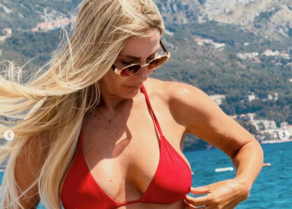 MIKRO BIKINI NAJZGODNIJE MAME U ZEMLJI: Gore mreže, crvene tračice jedva drže JAKO POPRSJE! Nikad vreliji kadrovi