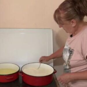 Prave se na Ivanjdan, na trpezu stižu na Petrovdan: Slavica je jedna od retkih koja čuva ovaj običaj (FOTO)