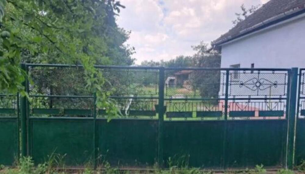 U ovom selu se prodaje kuća i plac od 30 ari za bukvalno smešne pare: Ima struju, vodu i gas (FOTO)