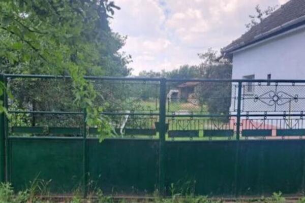 U ovom selu se prodaje kuća i plac od 30 ari za bukvalno smešne pare: Ima struju, vodu i gas (FOTO)