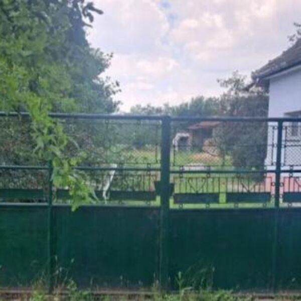 U ovom selu se prodaje kuća i plac od 30 ari za bukvalno smešne pare: Ima struju, vodu i gas (FOTO)