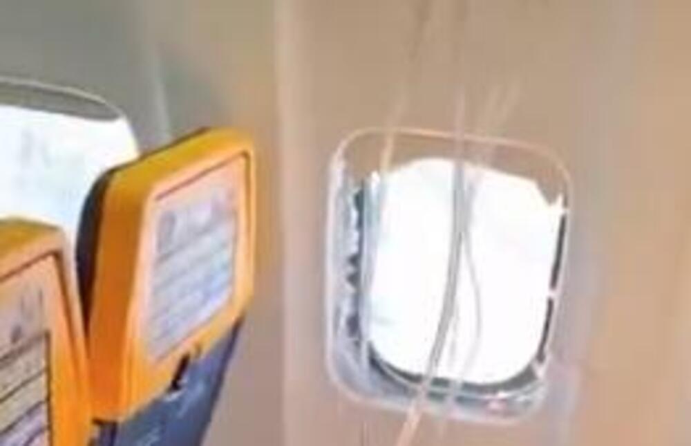 "ČULA SE EKSPLOZIJA, A ONDA JAUCI..." Avion pola sata leteo sa razbijenim prozorom, Srbin visio iz letelice (VIDEO)