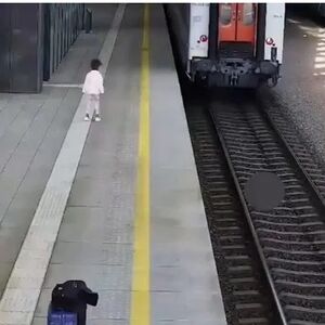 Devojčica trči za vozom i plače: Kamere snimile potresnu scenu, otkrivena istina lomi i najtvrđa srca (VIDEO)