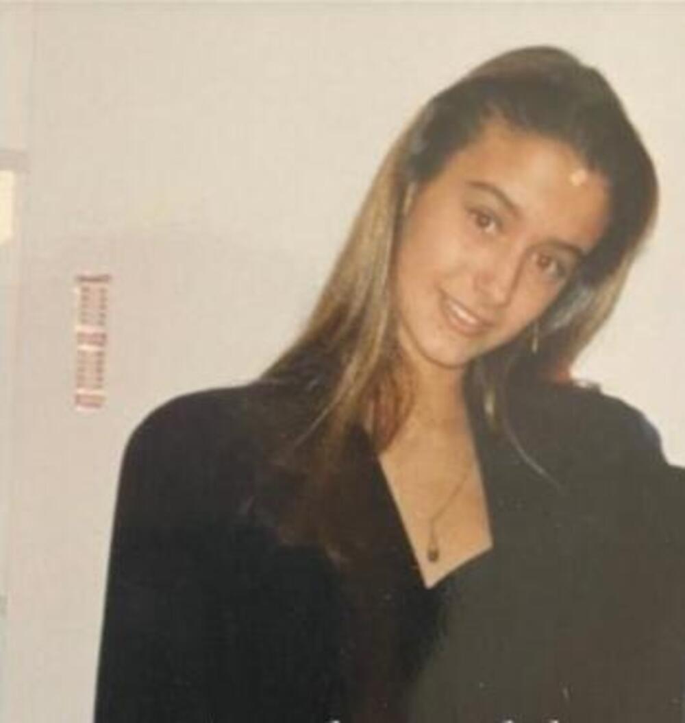 (FOTO) ZA SEBE KAŽE DA JE BILA PRERUŽNA! Prepoznajete li voditeljku sa slike? Postala je MAJSTOR TRANSFORMACIJE
