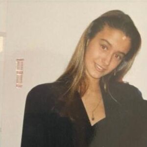 (FOTO) ZA SEBE KAŽE DA JE BILA PRERUŽNA! Prepoznajete li voditeljku sa slike? Postala je MAJSTOR TRANSFORMACIJE