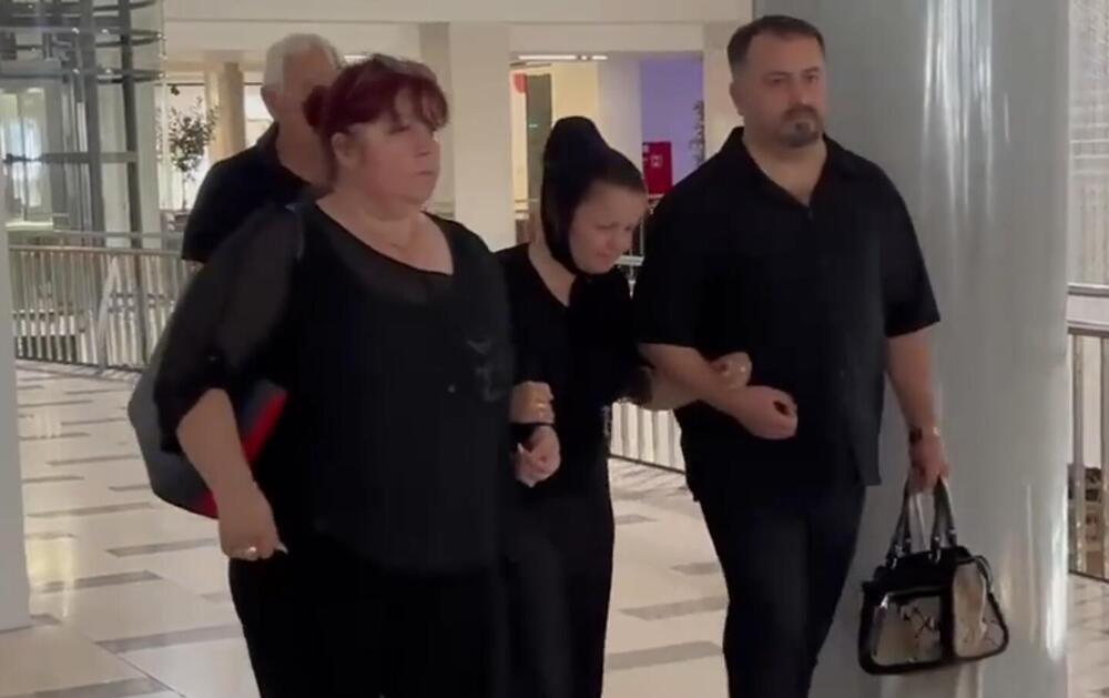UNAJMILA OBEZBEĐENJE DA BI ISPRATILA MUŽA NA POČINAK! Prvi snimak Male Cane - JEDVA VUČE NOGU ZA NOGOM