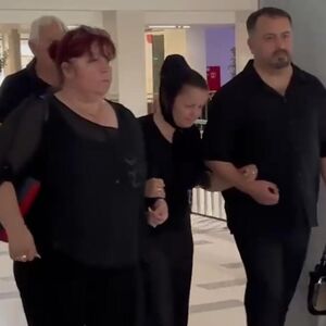UNAJMILA OBEZBEĐENJE DA BI ISPRATILA MUŽA NA POČINAK! Prvi snimak Male Cane - JEDVA VUČE NOGU ZA NOGOM