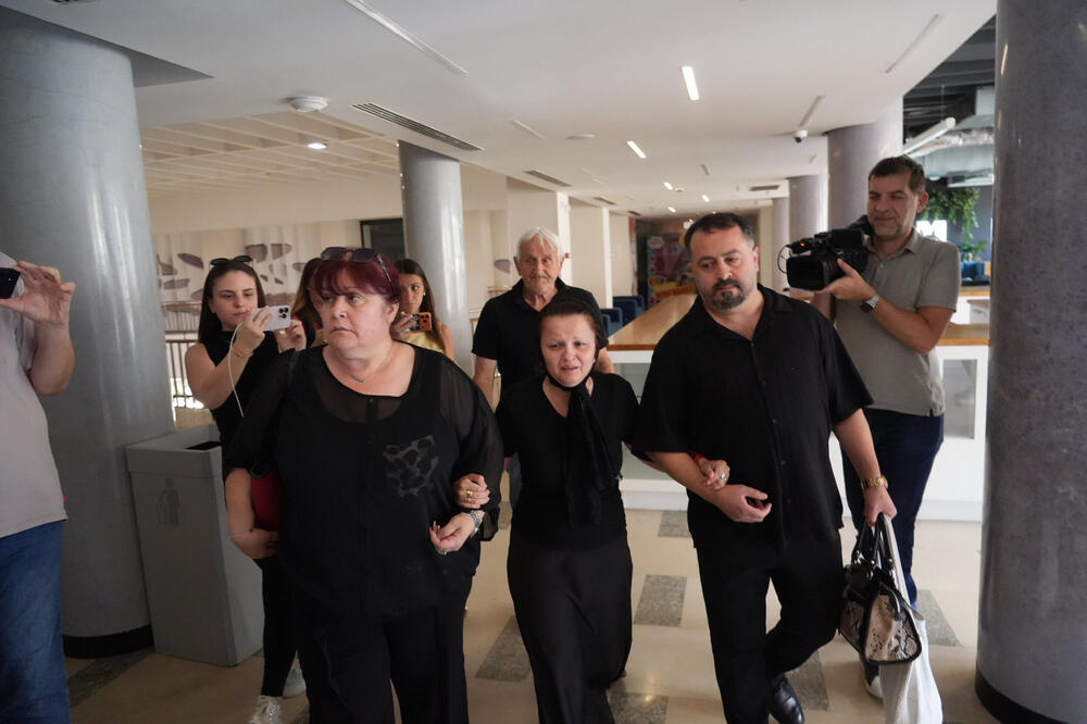 UNAJMILA OBEZBEĐENJE DA BI ISPRATILA MUŽA NA POČINAK! Prvi snimak Male Cane - JEDVA VUČE NOGU ZA NOGOM