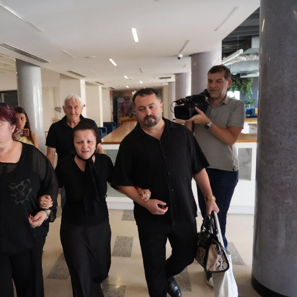 UNAJMILA OBEZBEĐENJE DA BI ISPRATILA MUŽA NA POČINAK! Prvi snimak Male Cane - jedva vuče nogu za nogom