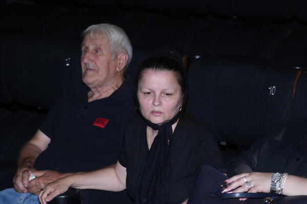"SVE SU IZBACILE NA ULICU" Mala Cana zatekla jeziv prizor ispred kuće - stvari u kesama, nameštaj po trotoaru...